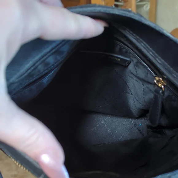 Michael Kors Elegant Black Crossbody Bag - Picture 4 of 6